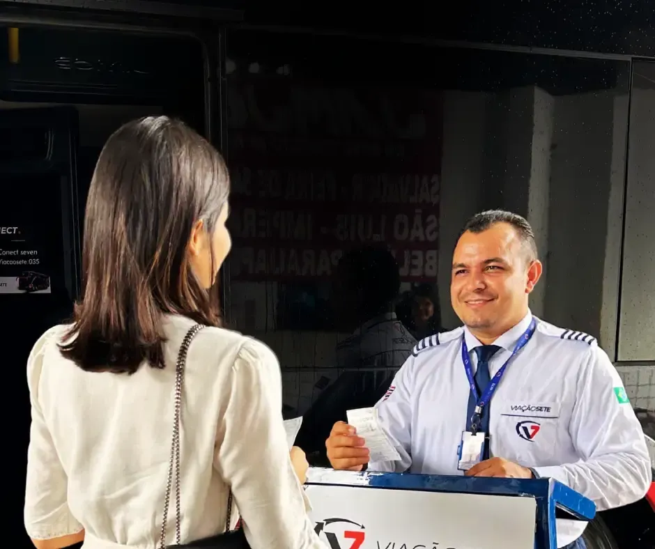 Funcionario da viação sete atendendo uma passageira