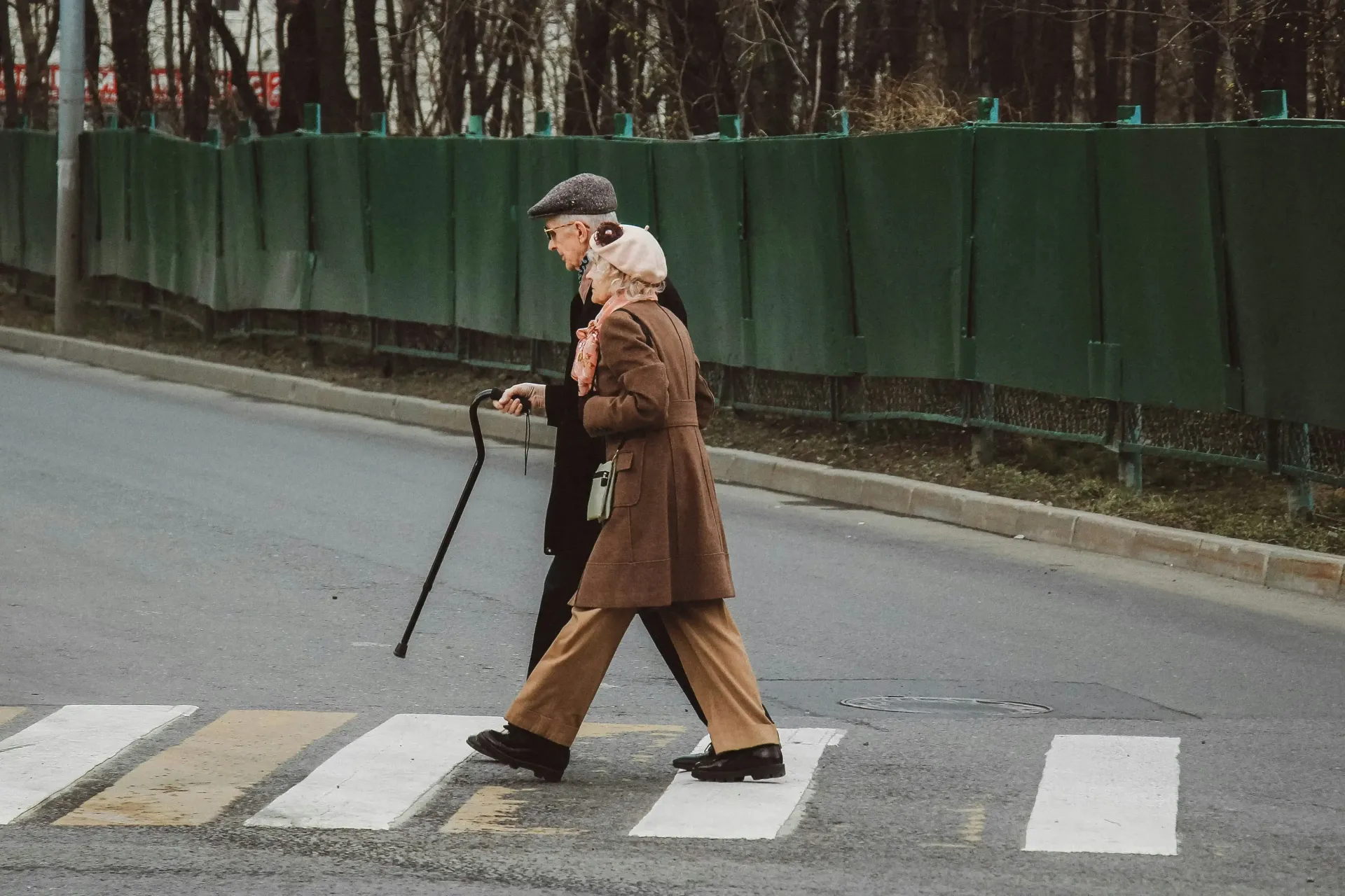 Casal de idosos atravessando a rua