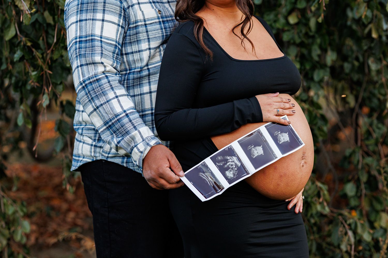 Maternity photography parents posing with ultrasound