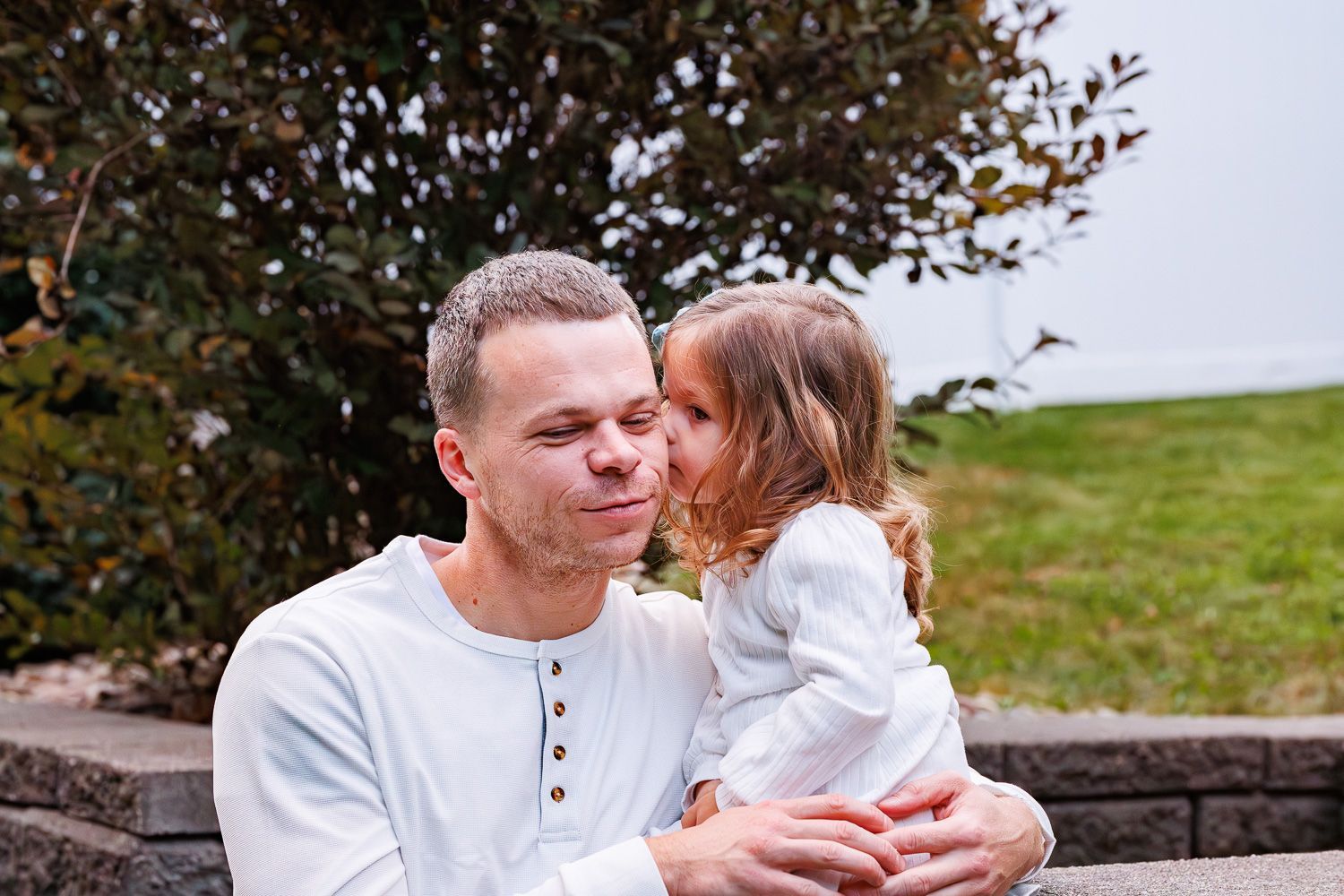 Maternity photography dad posing with toddler