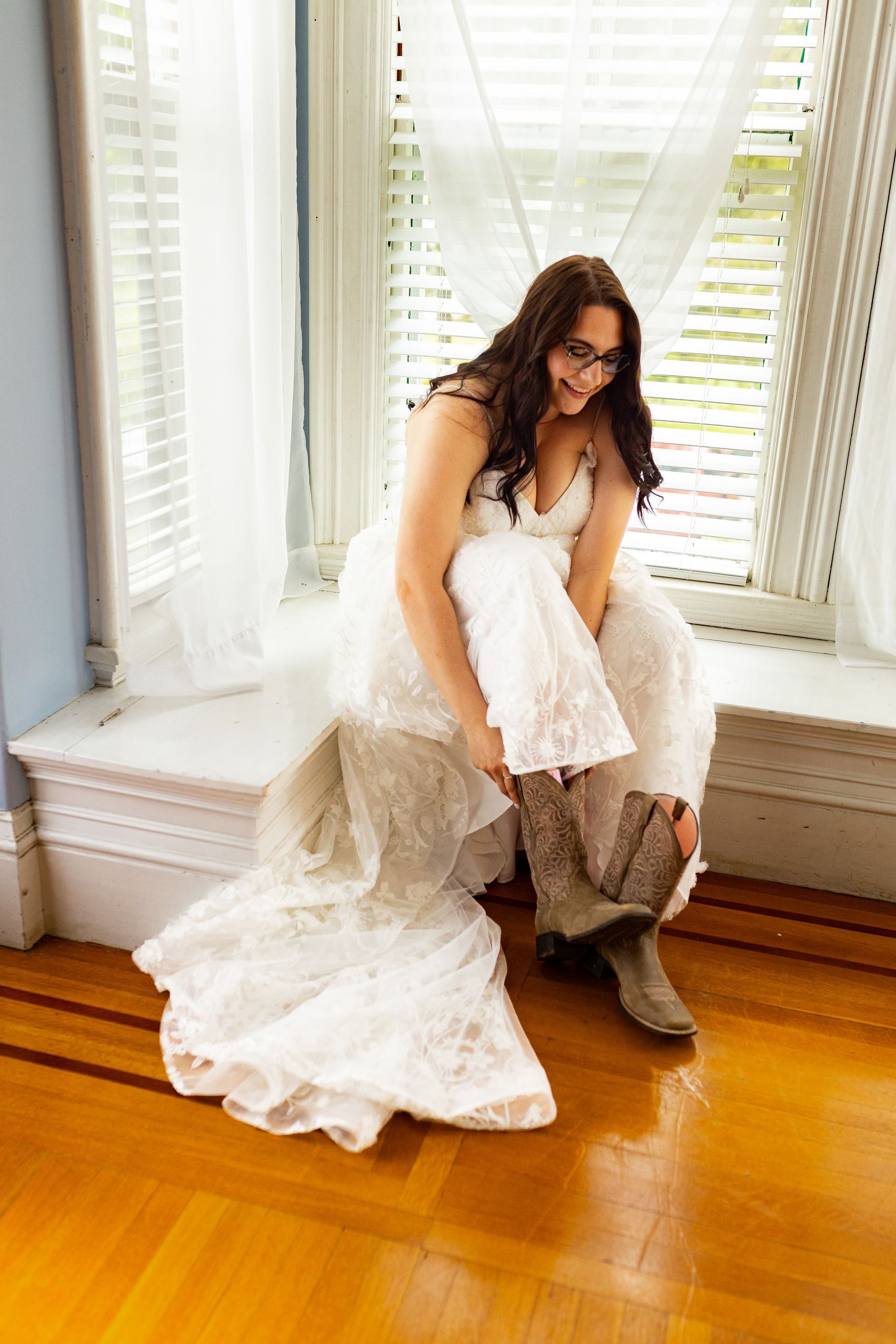bridge getting ready at wedding at Elm Hill Farm in Brookfield, MA