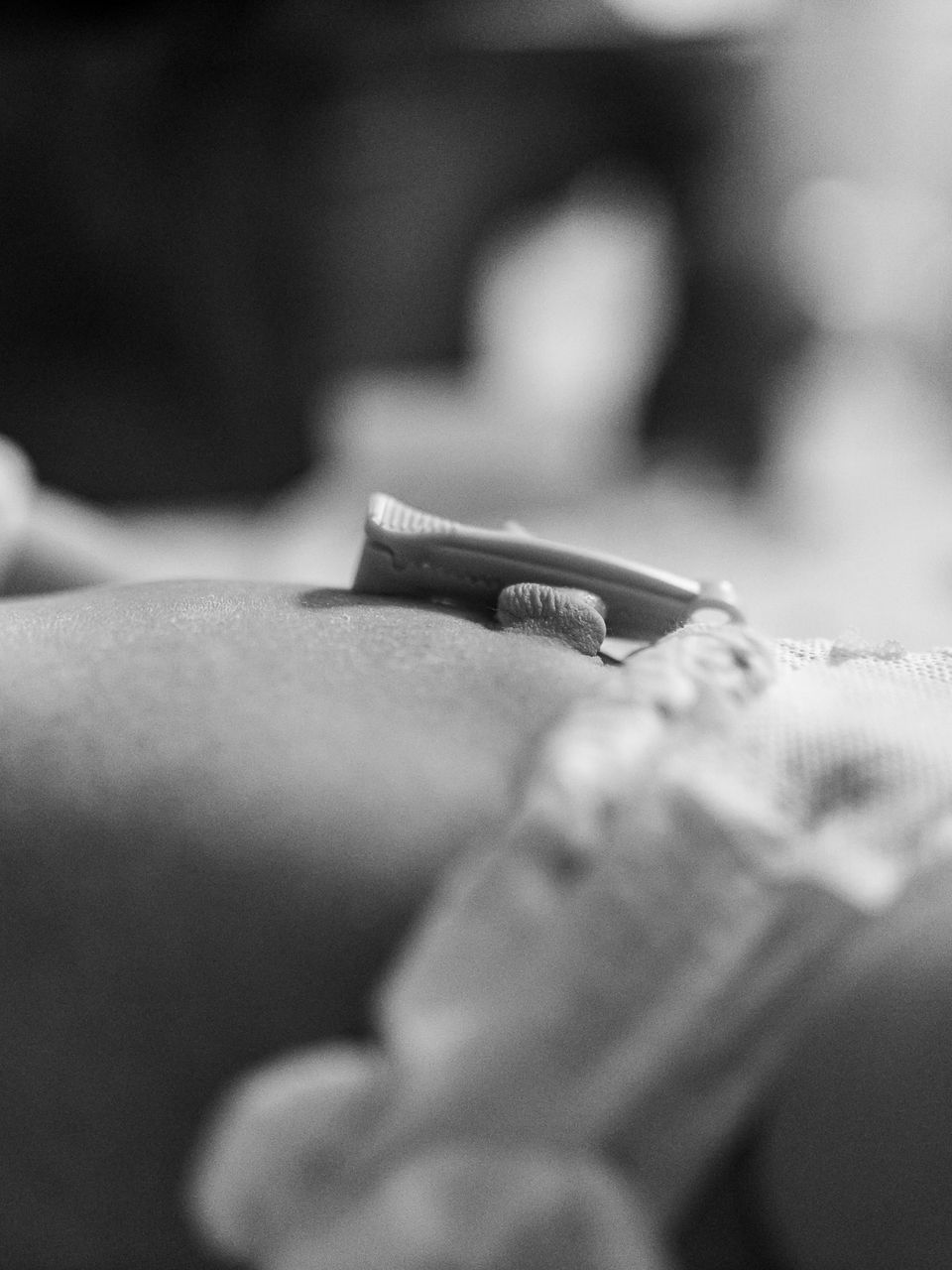 Photography MA -newborn belly button close up in black and white