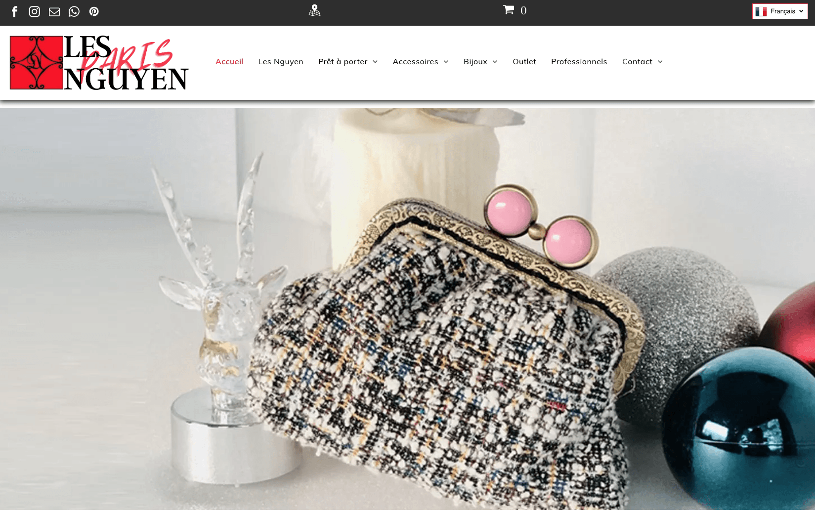 Un sac à main est posé sur une table à côté de décorations de Noël.