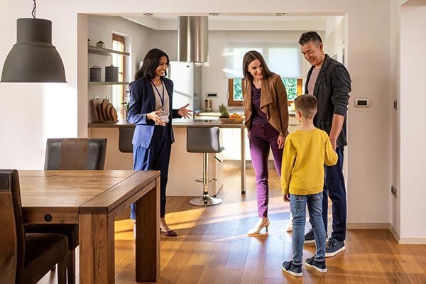 Estate Agent Talking with Family — Lees Summit, MO — WorkFirst Cash 4 Homes LLC