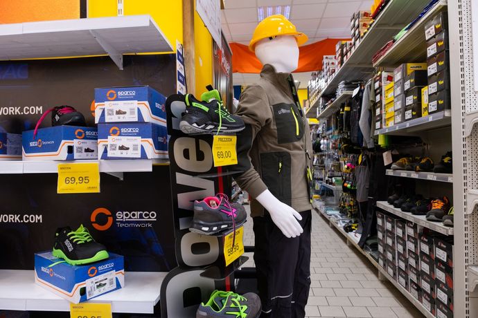 L'allestimento di un negozio al dettaglio mostra un manichino in tenuta da lavoro