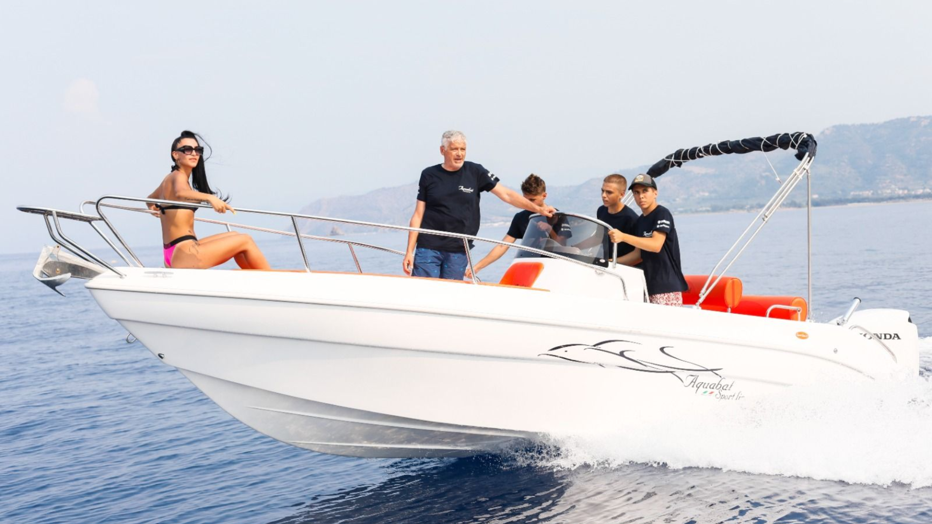 SPORT LINE 21
Lo Sport Line 21 è una unità dal facile utilizzo, stabile e sensibile ai comandi. La sua organizzazione favorisce gli spostamenti a bordo, il conducente posizionato dietro la consolle può avvalersi del grande prendisole poppiero come seduta, l’aggiunta di una spalliera amovibile rende ancora più confortevole la guida. Sotto il prendisole di poppa troviamo un ampio gavone da utilizzare come stoccaggio.
CARATTERISTICHE TECNICHE
Motorizzazione: FUORIBORD
Lunghezza f.t. cm: 615
Larghezza max cm: 233
Potenza HP: 40-150 ( max peso motore 220kg)
Peso senza motore: 700 kg
Persone: 8
Materiale: VETRORESINA
Omologazione: CE C
ACCESSORI STANDARD
asta 360°
carena bianca
cuscineria completa
falchette di poppa in legno
luci di via
musone di prua
parabrezza
piede tavolo
pompa di sentina
quadro interruttore
scaletta bagno
volante con timoneria mono cavo
OPTIONAL
bussola
cuscineria lux
delfiniera
doccia
eva teak
impianto carburante
impianto stereo
impianto panchina
inverter
luci a led
porta canna
roll bar in acciaio
scafo colorato o striscia colorata
seconda spalliera
telo consolle
telo copri scafo
tendalino
timoneria idraulica
tromba
verricello elettrico
wc chimico
*L’azienda si riserva il diritto di variare i prezzi e le caratteristiche tecniche dei suoi prodotti senza preavviso od obbligo alcuno.
Aquabat, il brand italiano di imbarcazioni nato dalla passione per il mare e costruito sull’esperienza di oltre 20 a