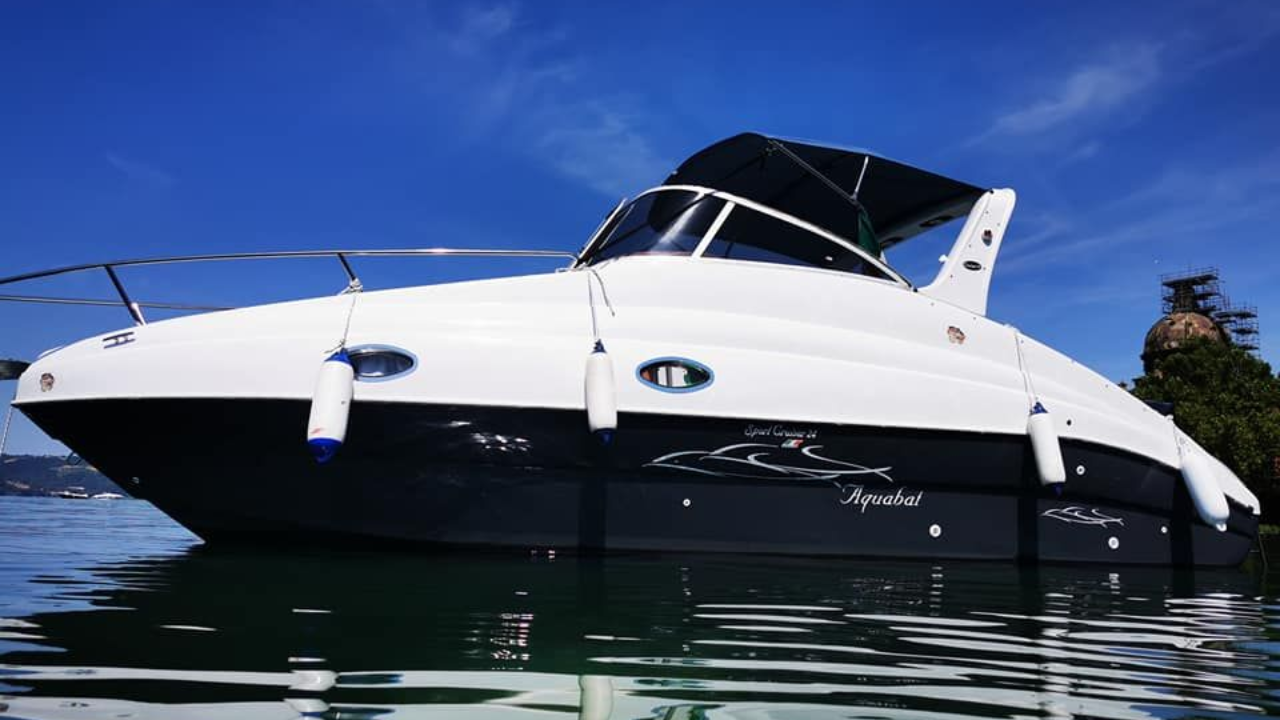 SPORT CRUISER 24
Lo Sport cruiser 24 si dimostra una barca con un grado di comfort invidiabile rispetto anche alle barche di categoria superiore. Fluida nelle forme, ricca di dettagli di lusso, è un’imbarcazione veloce e dinamica che non passa mai inosservata. Doppie cabine separate, bagno separato con lavabo e doccia, cucina e lavello, chaise longue sono alcuni piccoli dettagli che fanno dello Sport Cruiser 24 una grande imbarcazione, ideale anche per il campeggio nautico.
CARATTERISTICHE TECNICHE
Motorizzazione: FUORIBORDO
Lunghezza f.t. cm: 750
Larghezza max cm: 255
Potenza HP: 1x300hp (peso max motore 300kg)-2x150hp (peso max motore 480kg)
Peso senza motore: 1700 kg
Persone: 8
Materiale: VETRORESINA
Omologazione: CE C
ACCESSORI STANDARD
asta 360°
autoclave
carena bianca
cucina e lavello esterni
cuscineria interna ed esterna
doccia
doppia cabina separata
impianto doccia
impianto carburante
locale wc con lavabo e doccia
luci di via
luci in cabina
musone di prua
oblò laterali
parabrezza in alluminio con passaggio centrale
passo uomo
pompa di sentina
piede tavolo
quadretto interruttore
scaletta bagno
tappezzeria completa interna ed esterna
tromba
volante con timoneria idraulica
OPTIONAL
bussola
cuscineria “lux”
eva teck
flex teck
frigo
impianto acque nere
impianto banchina
impianto stereo
luci a led
mobili sbiancati
porta canna
roll bar in vtr
scafo colorato
striscia colorata
telo camping
telo copri scafo
tendalino in acciaio o alluminio
verricello elettrico
wc elettrico
*L’azienda si riserva il diritto di variare i prezzi e le caratteristiche tecniche dei suoi prodotti senza preavviso od obbligo alcuno.