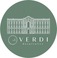 Logo VERDI Hospitality con illustrazione di un edificio bianco su sfondo circolare verde salvia.