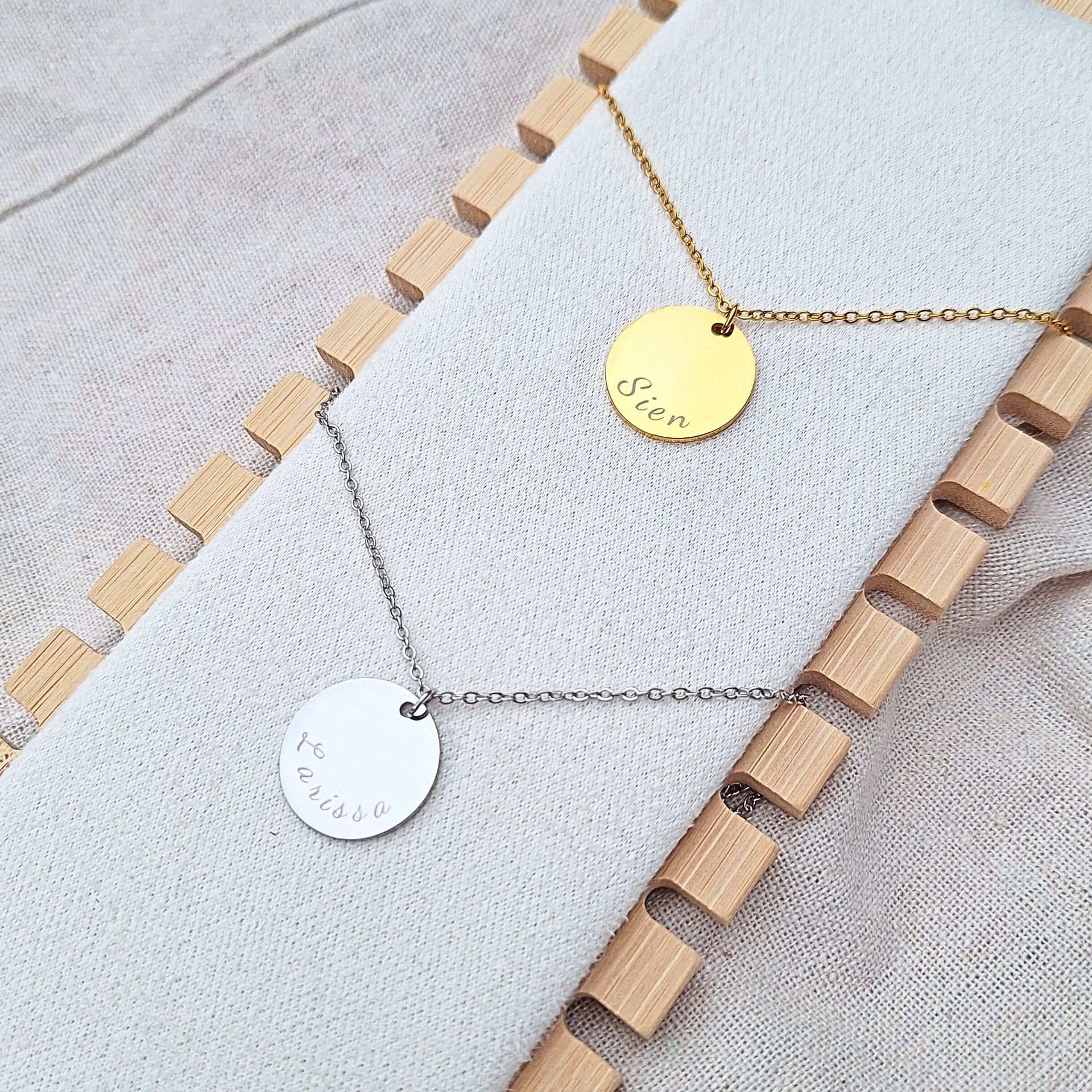 Zilveren en gouden ketting met gravure