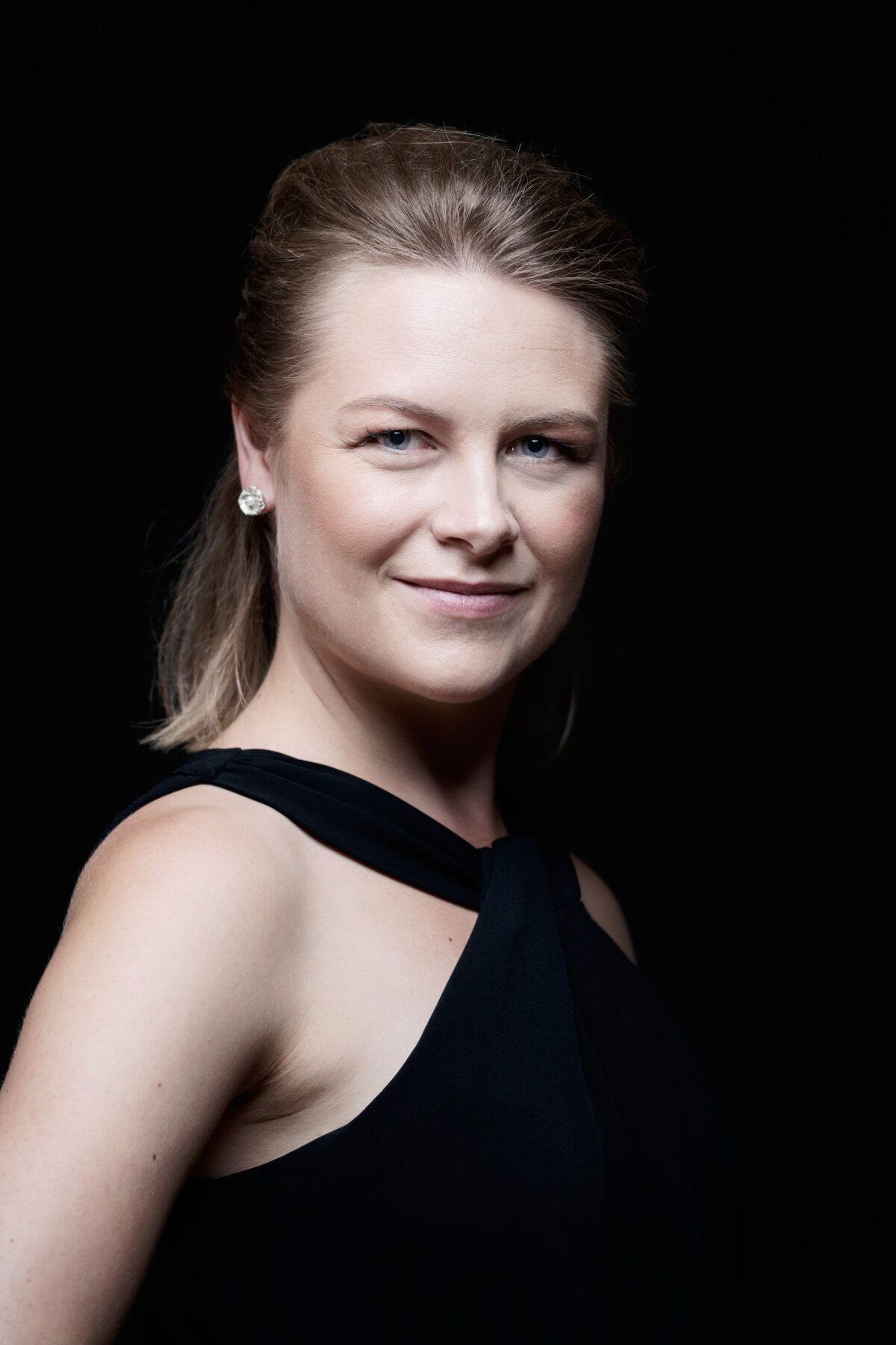 Nadejda Filippova, pianodocent uit Amsterdam  in een zwart shirt tegen een donkere achtergrond.