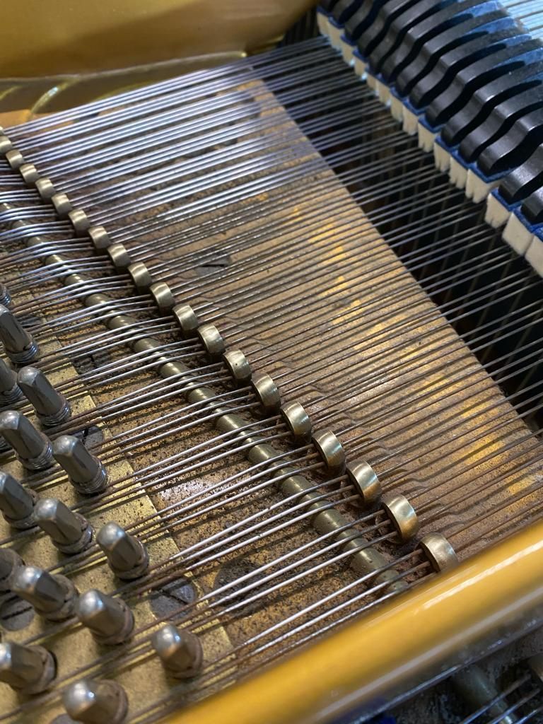Close-up van pianosnaren en hamers in een staande piano