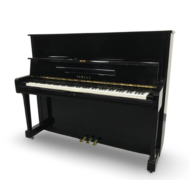 Zwarte staande Yamaha piano met gouden accenten op een witte achtergrond