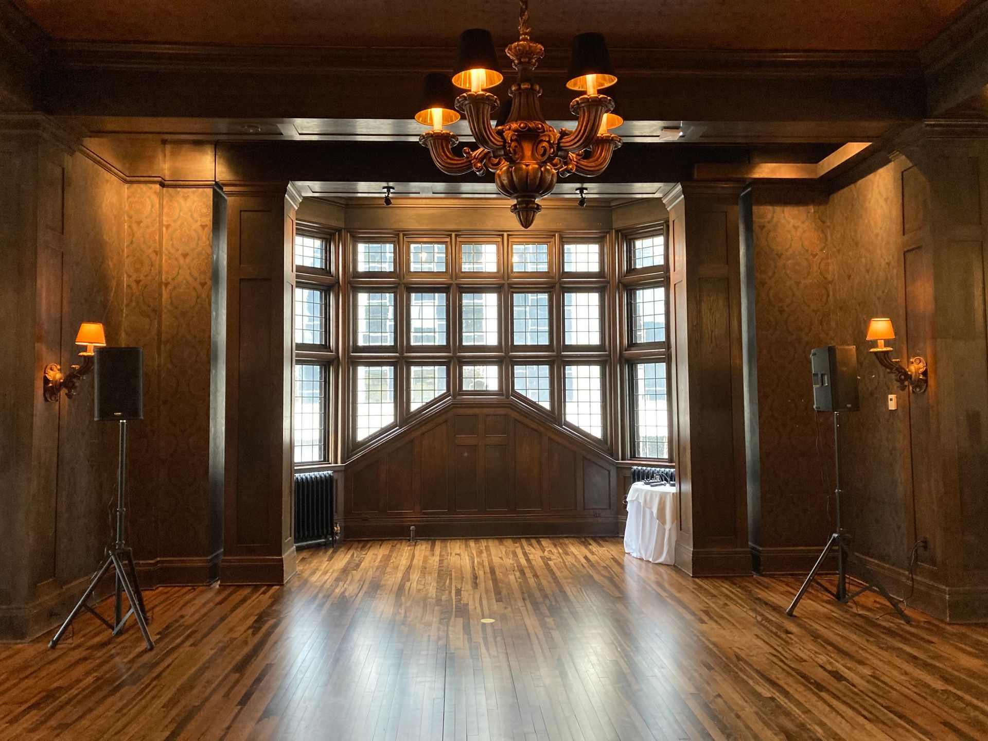 An empty room with a chandelier hanging from the ceiling