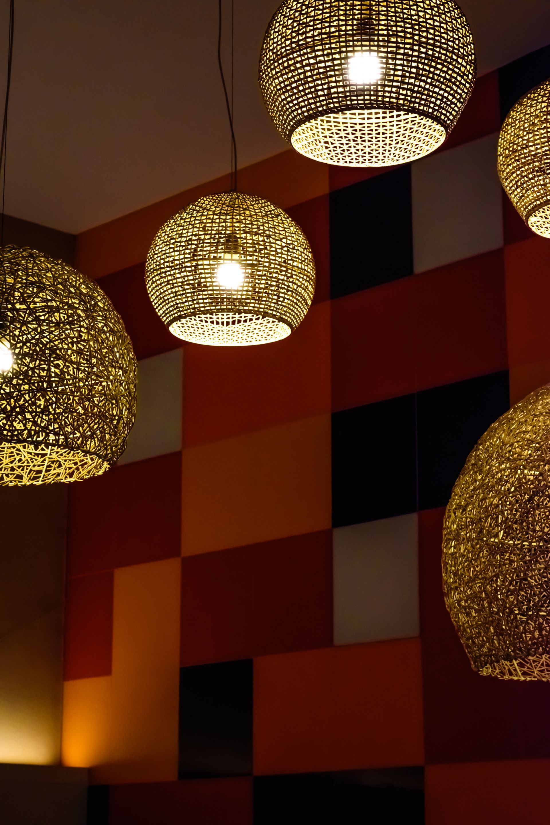 A bunch of lights hanging from the ceiling in a room