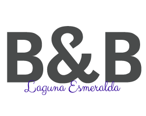 Logotipo de B&B en gris oscuro con el texto morado “Laguna Esmeralda” debajo.