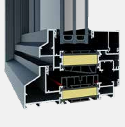 Doorsnede van een aluminium raamkozijn, met isolatie- en constructiedetails.