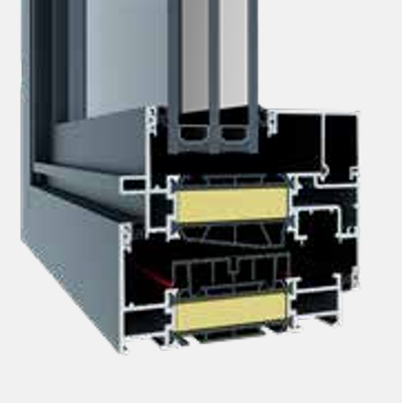 Doorsnede van een donkergrijs aluminium raamkozijn, waarop de isolatieschuimlagen zichtbaar zijn.