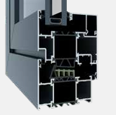 Doorsnede van een grijs aluminium raamkozijn met isolatie, waarop de interne structuur te zien is.