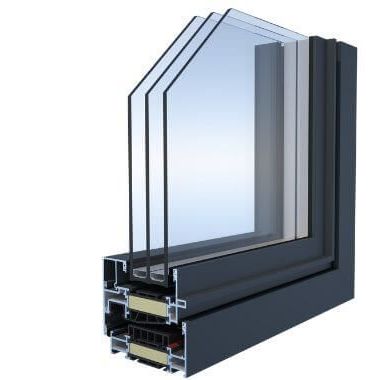 Dwarsdoorsnede van een raam met driedubbel glas, met glaspanelen, isolatie en een donker metalen kozijn.