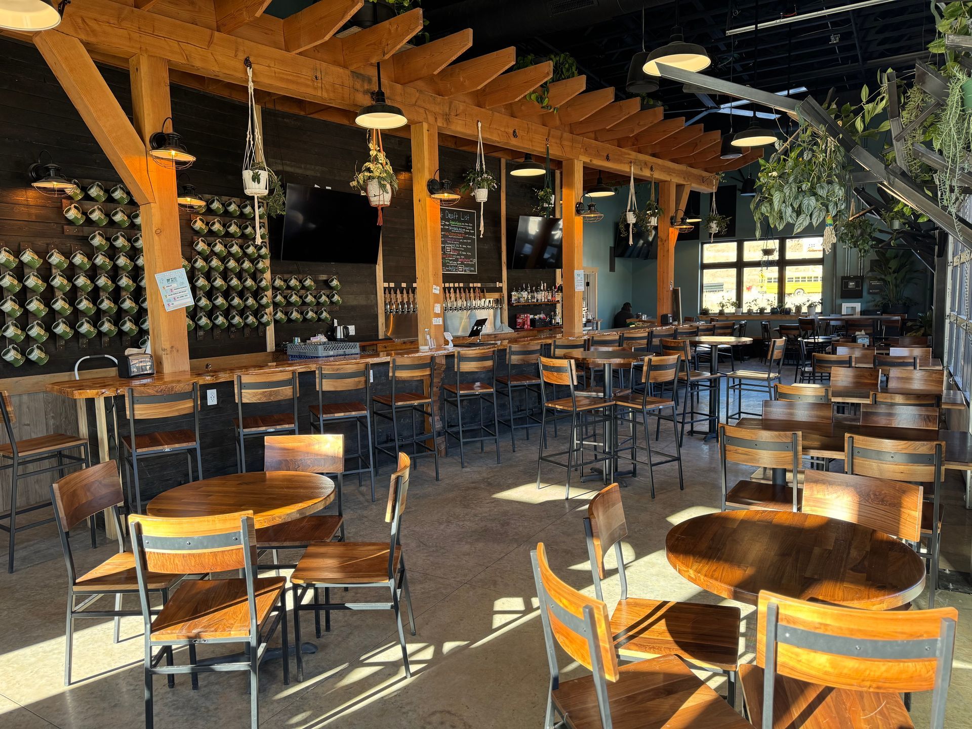 A restaurant filled with tables and chairs and a bar.