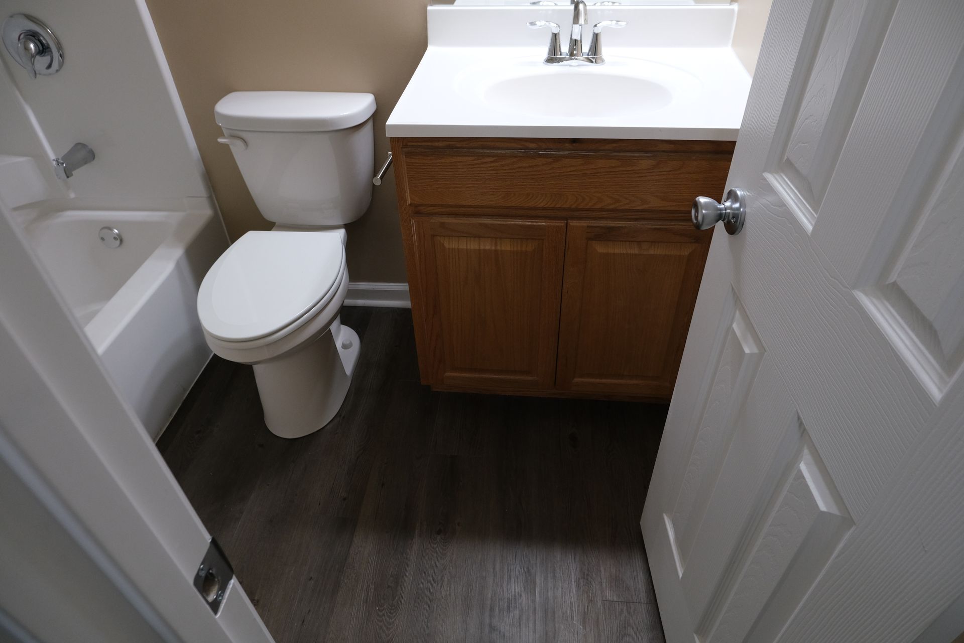 A bathroom with a toilet , sink and bathtub.
