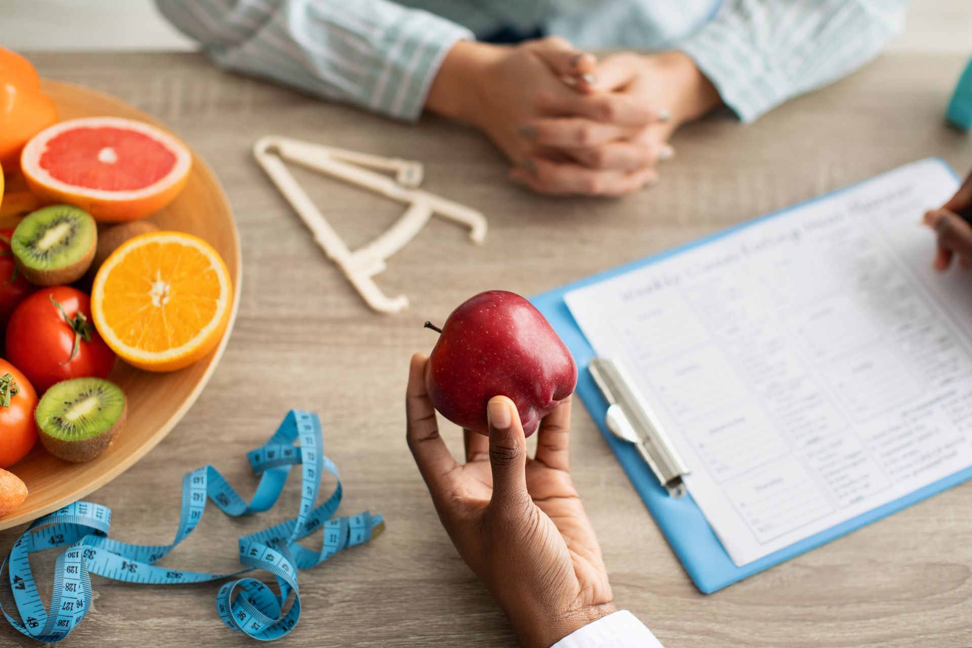 Dietitian holding an apple.