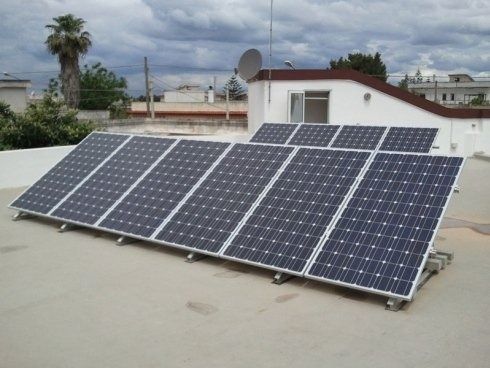 Pannelli solari installati su un tetto bianco, che generano energia rinnovabile.