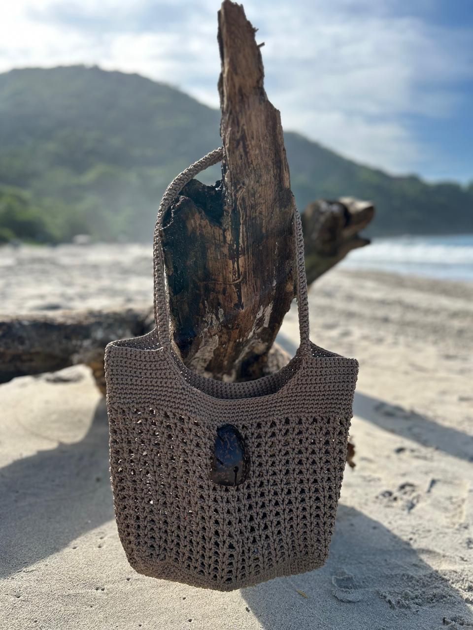Bolsa confeccionada em fio 4/4 100% poliéster na técnica de crochê manual