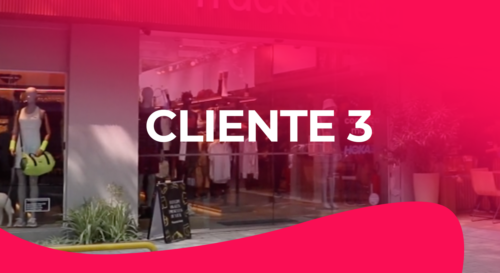 Fachada com sobreposição rosa e a inscrição “CLIENTE 3” acima da entrada.