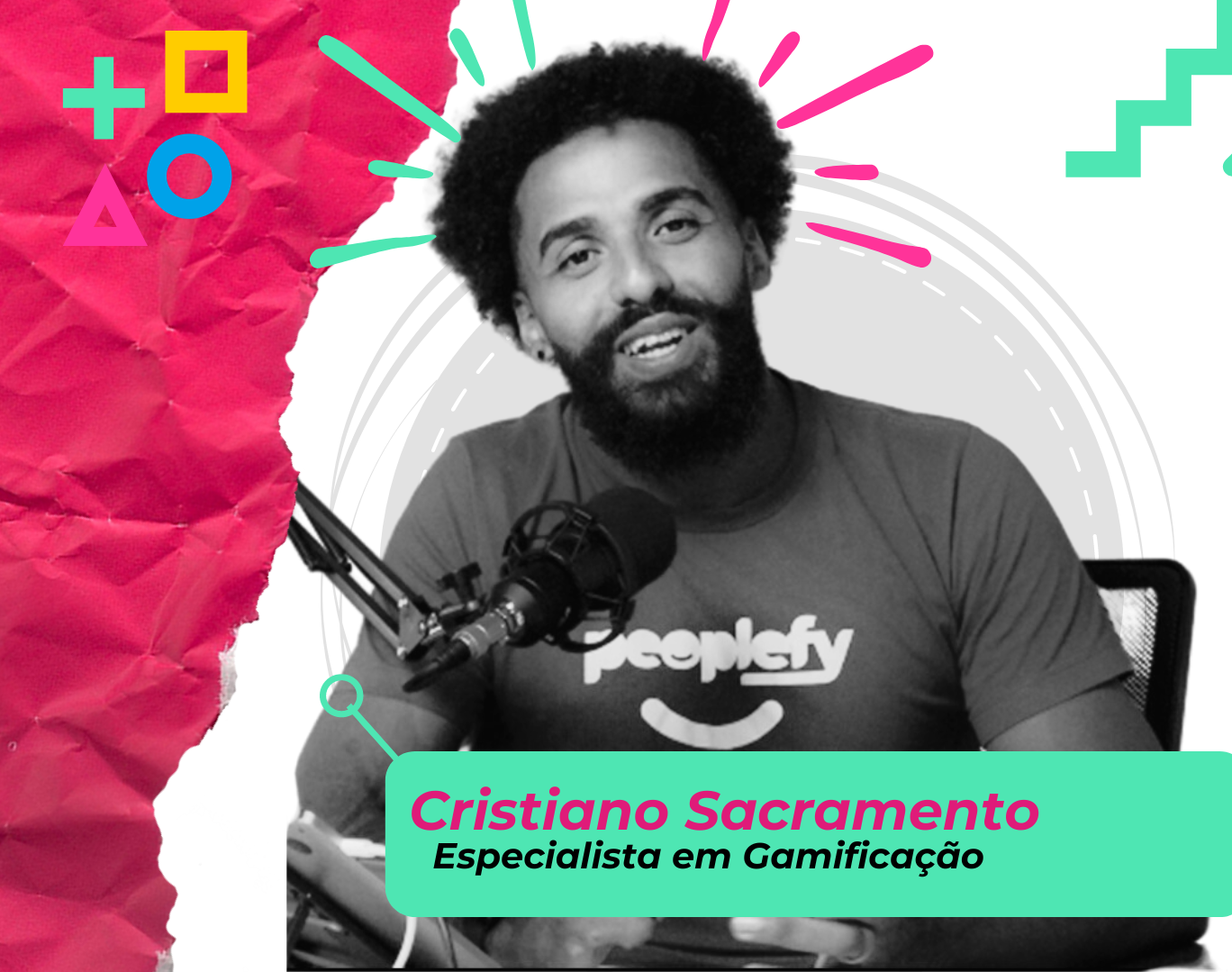 Cristiano Sacramento, especialista em gamificação, sorrindo para um microfone. Fundo colorido com tema de jogos.