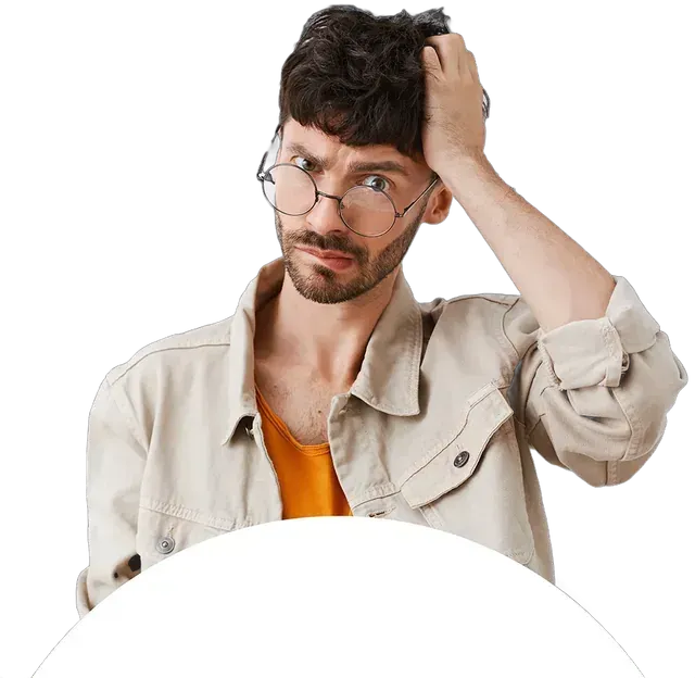 Homem de óculos e jaqueta bege coçando a cabeça, com expressão confusa contra um fundo branco pensando na plataforma de gamificação