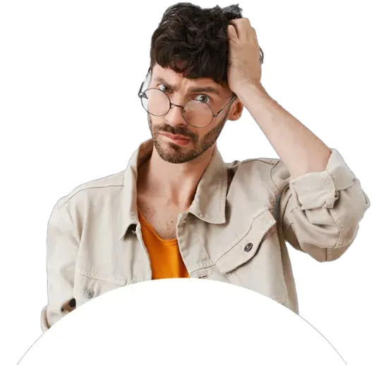 Homem de óculos e jaqueta bege coçando a cabeça, com expressão confusa contra um fundo branco pensando na plataforma de gamificação