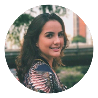 Uma mulher em um círculo está sorrindo e olhando para a câmera natalia trackefield cliente da peoplefy