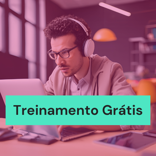 Um homem usando fones de ouvido está usando um laptop.