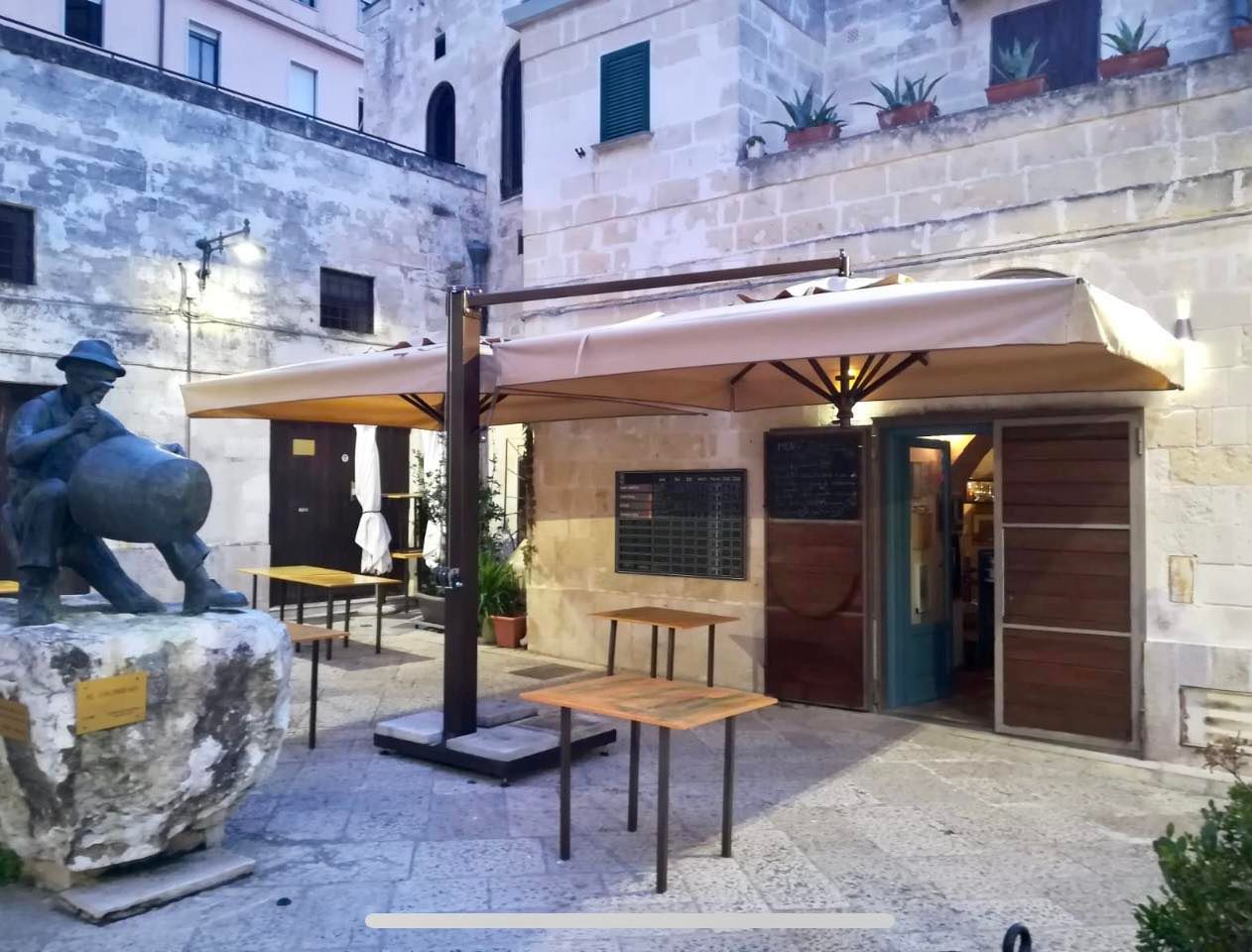 Ombrellone all'esterno di un ristorante