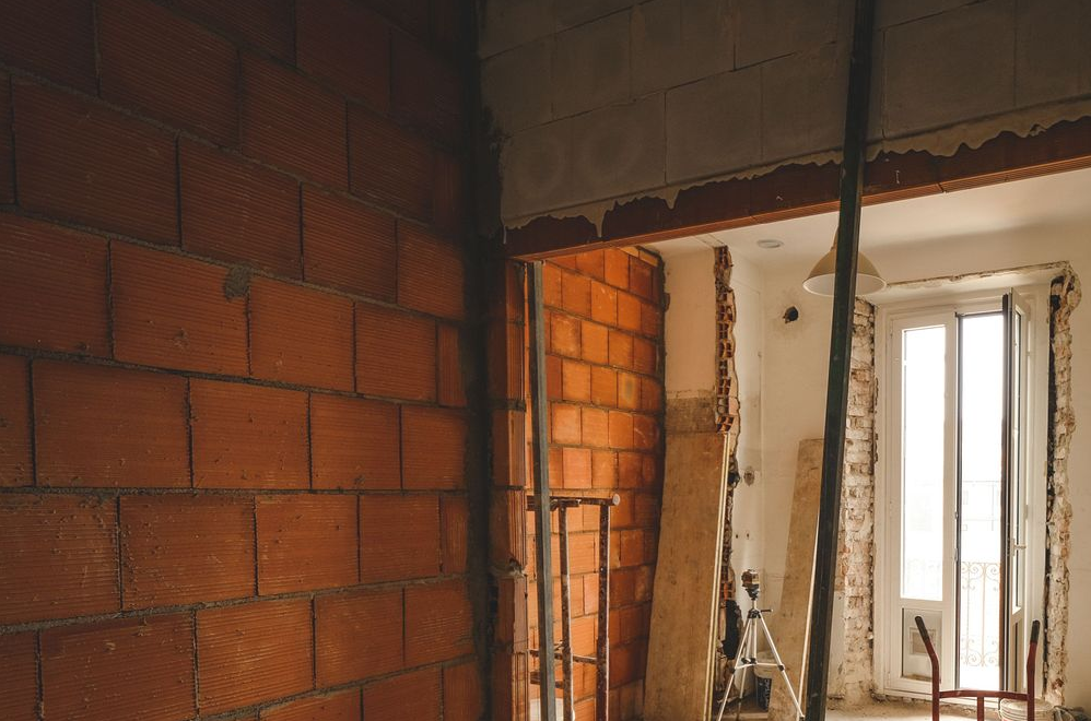 Party wall in a building site