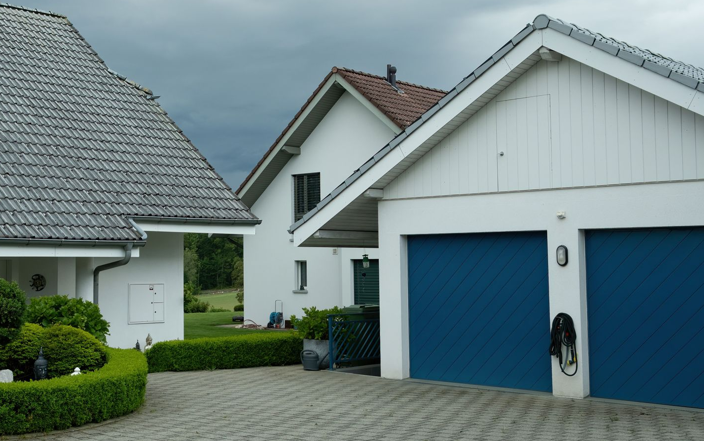 House with detached garage