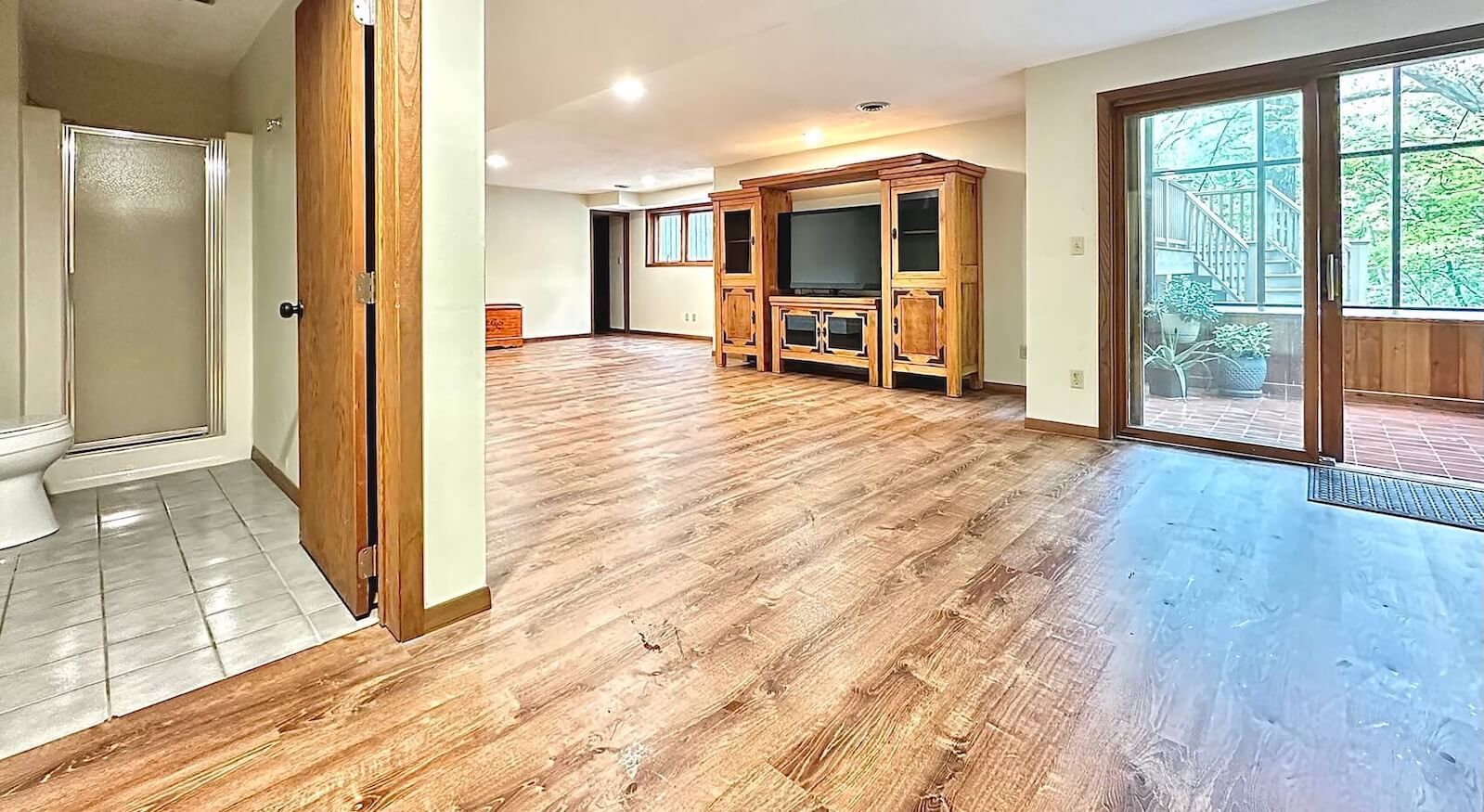 Vinyl plank flooring installer contractor in New London, WI