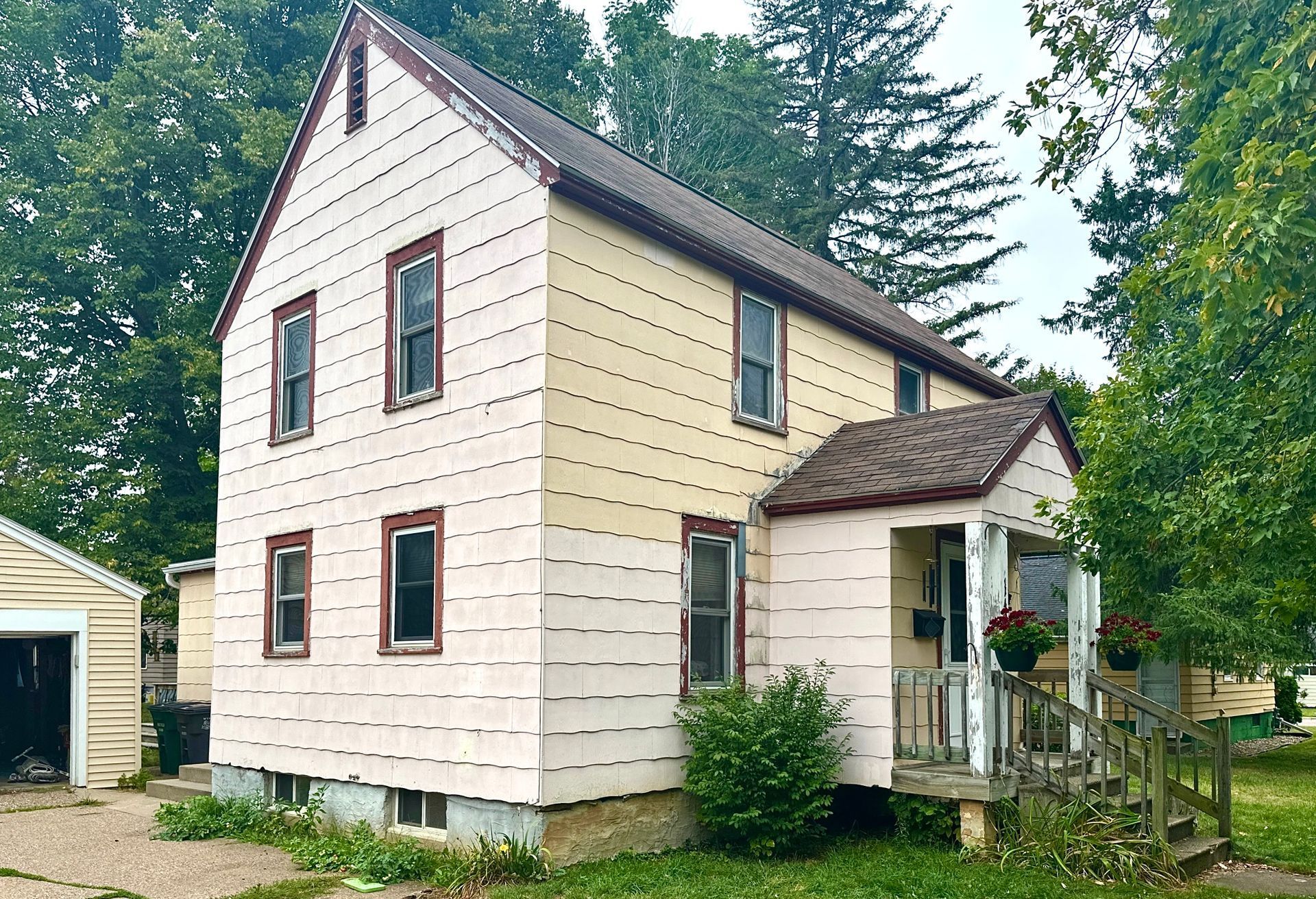 Badgerland Restoration & Remodeling residential general contractor Weyauwega Wisconsin siding replacement after photo 