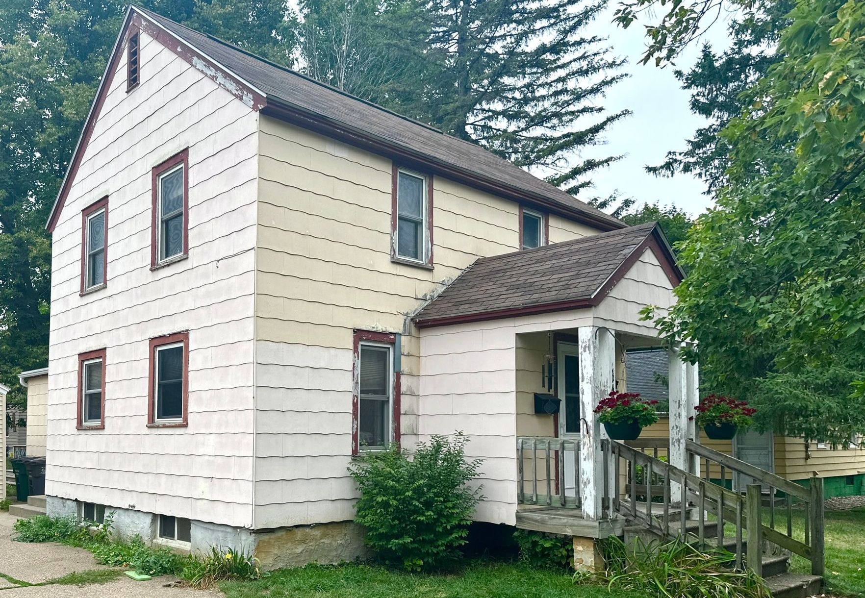 Asbestos siding and rotten sheathing replaced by Badgerland Restoration $ RRemodeling. CDBG Program. Wisconsin Rapids.