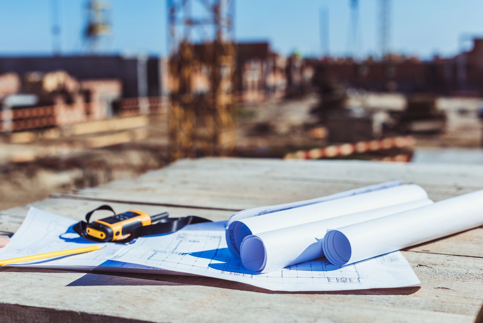 Progetti e uno strumento di misurazione in un cantiere edile.