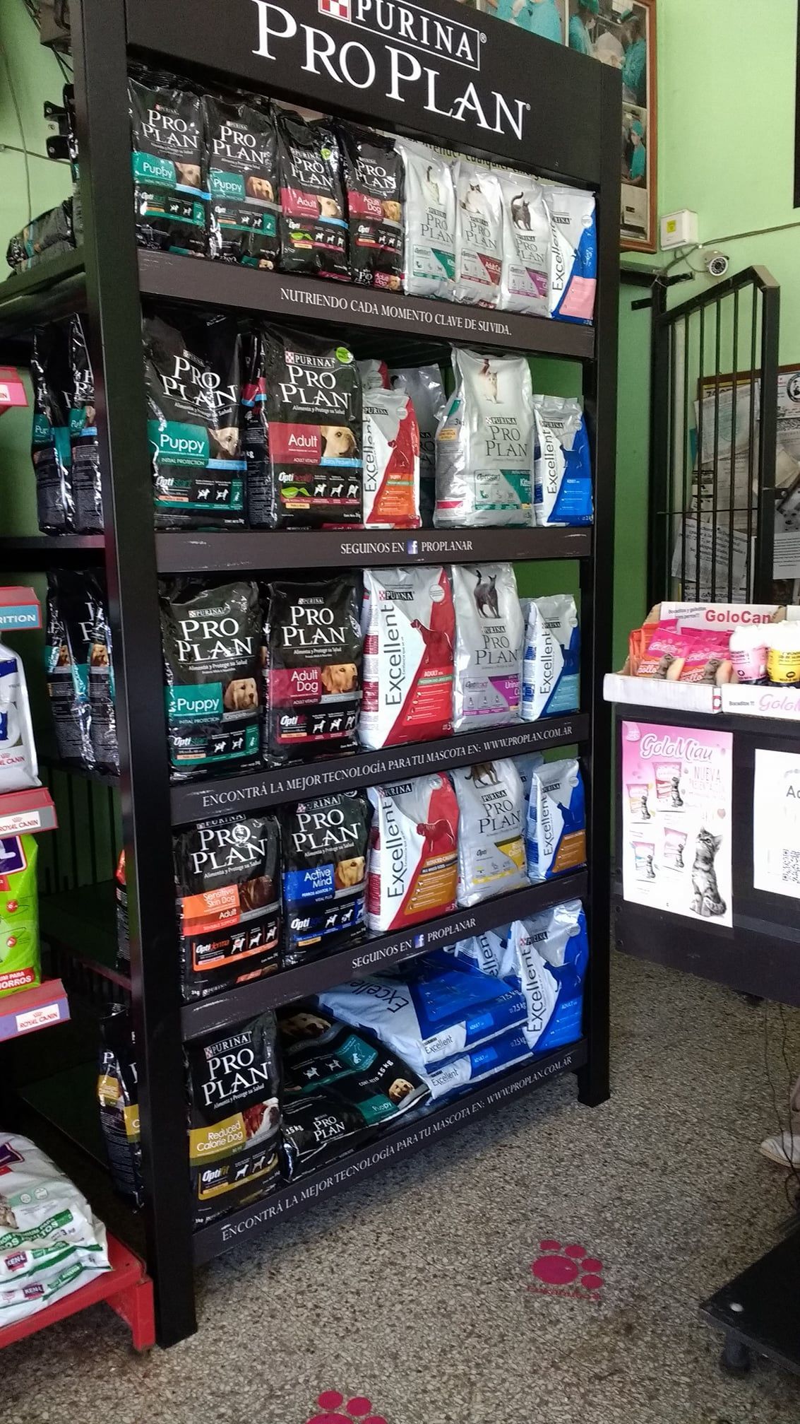 Estantería de tienda de mascotas repleta de bolsas de Purina Pro Plan y productos de alimentación para mascotas.