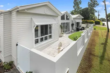 3 house in 1 fence