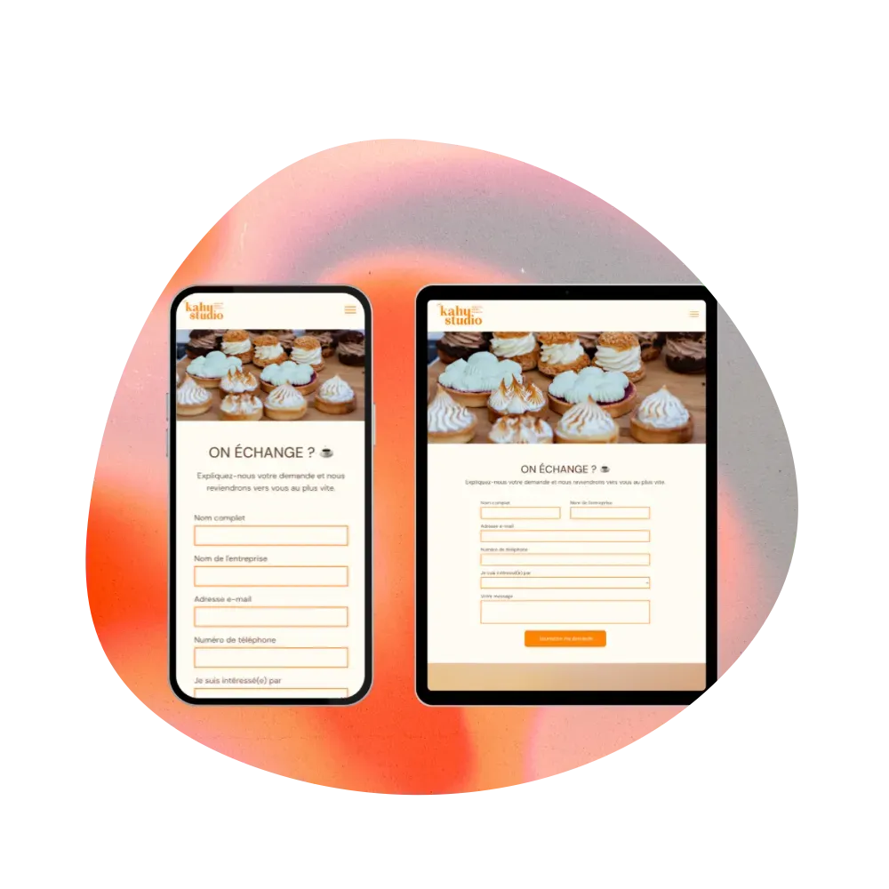 Une tablette et un téléphone portable affichent un site Web pour une boulangerie.