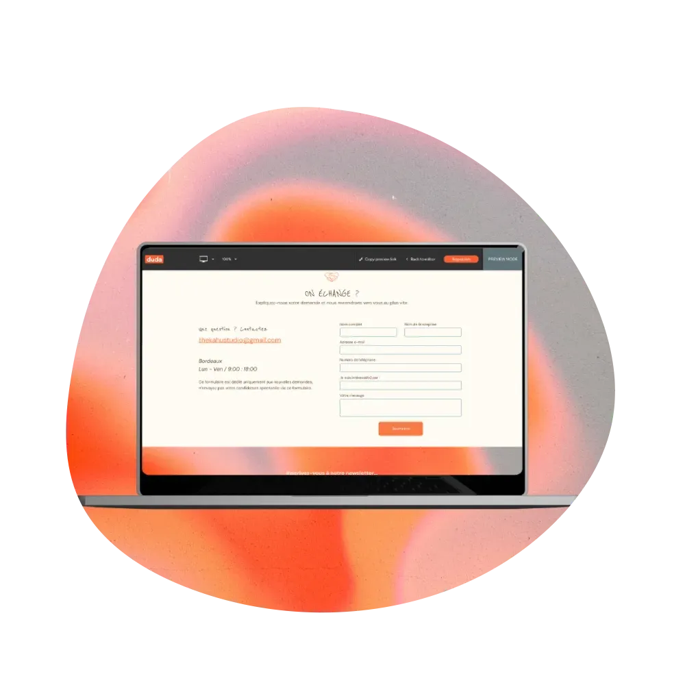 Un ordinateur portable avec un site Web sur l'écran.