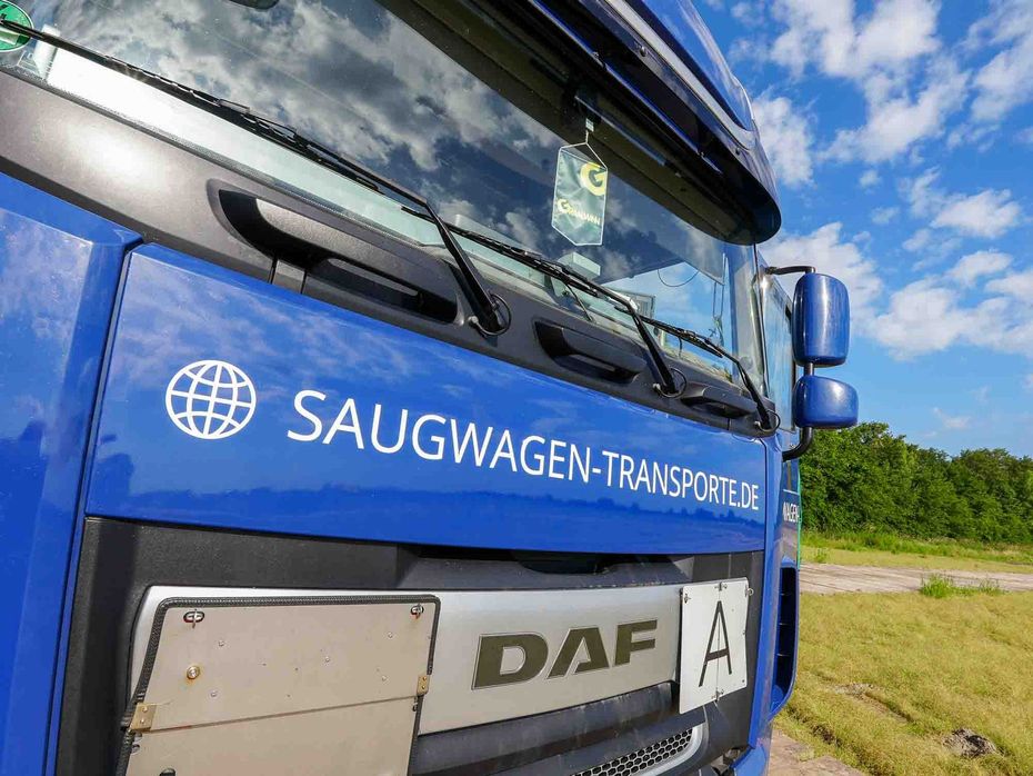 Nahaufnahme eines blauen Saugtankwagens vor blauem Himmel