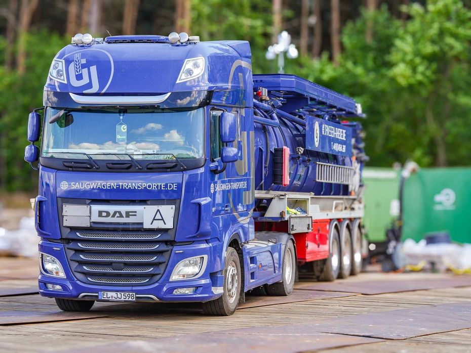 Ein blauer Saugtankwagen von Janssen Rhede
