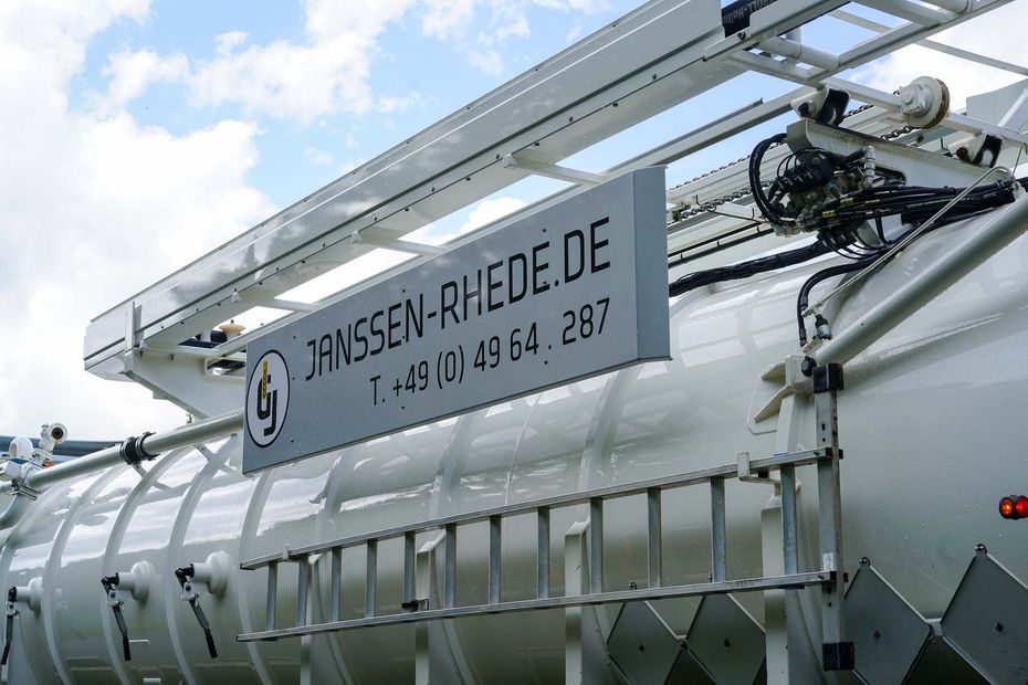 Ein Schild an der Seite eines LKWs sagt janssen-rhede.de