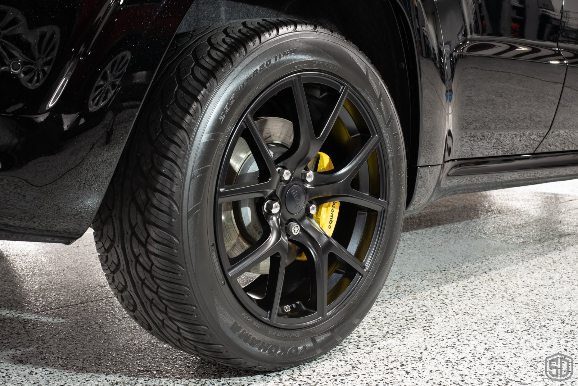 Jeep Grand Cherokee Wheel Touch Up Paint - Black, Code DX8 - Exact Match
