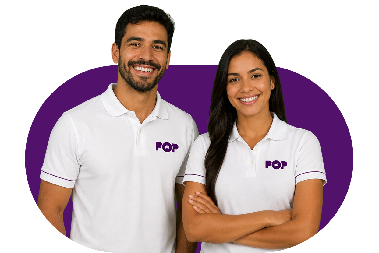 Mulher segurando um tablet, homem de braços cruzados, sorrindo; fundo roxo.